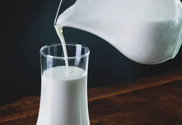 牛乳で割ったLuminaと、朝の食卓の様子